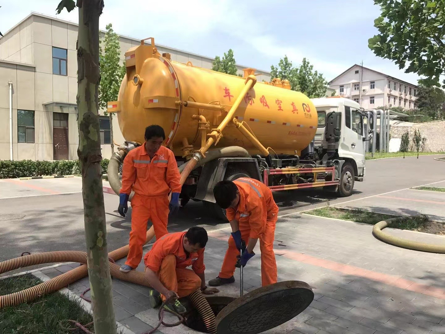 山西管道疏通车停在窨井附近